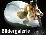 Lady Gaga entsteigt einem &uuml;bergro&szlig;en Ei