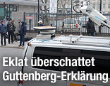 Medienvertreter warten auf Straße
