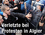 Demonstranten und Polizei in Algier