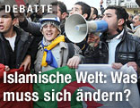Demonstranten mit algerischer Flagge