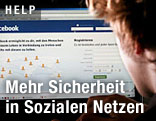 Mann sitzt vor Monitor mit Facebook-Seite