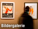 Museumsbesucher betrachtet Selbstporträts von Egon Schiele