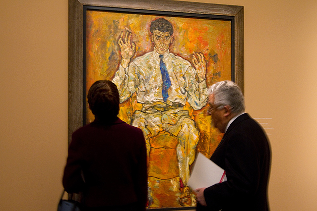 © ORF.at/Carina Kainz Zwei Museumsbesucher betrachten Schieles "Der Maler Albert Paris Gütersloh"