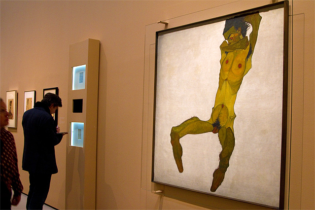 © ORF.at/Carina Kainz Ausstellungs ansicht mit Schieles "Sitzender männlicher Akt" im Vordergrund