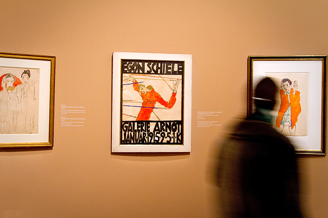 © ORF.at/Carina Kainz Museumsbesucher betrachtet Selbstporträts von Egon Schiele