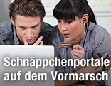Pärchen mit Laptop und Kreditkarte
