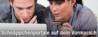 Pärchen mit Laptop und Kreditkarte