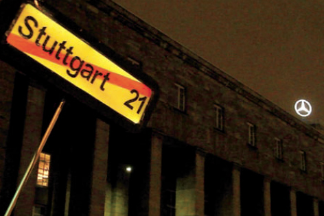 © Lisa Sperling Nachtbild vom Suttgarter Bahnhof mit Stuttgart 21-Schild