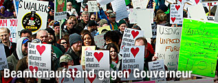 Demonstranten mit Schildern