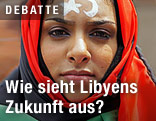 Frau mit Libyenflagge als Kopftuch