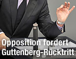 Hand eines Redners am Pult des Bundestags