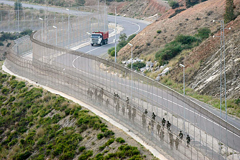 Soldaten patroullieren im doppelten Grenzzaun zwischen Marokko und der spanischen Enklave Ceuta