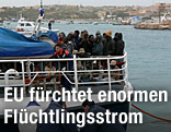 Fl&uuml;chtlinge auf einem Schiff vor Lampedusa