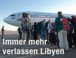 Passagiere vor einem Flugzeug