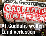 Menschen demonstrieren gegen Libyens Staatschef Al-Gaddafi