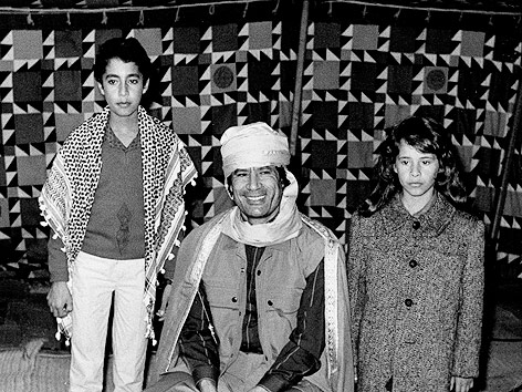© AP/Jennifer Parmelee Der libysche Staatschef Muammar al-Gaddafi mit zwei von seinen Kindern, Al-Saadi (links) und Aischa (rechts), 1986
