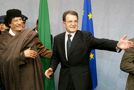 © Reuters/Yves Herman Libyens Staatschef Gaddafi mit EU-Kommissionspräsident Prodi