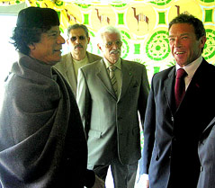 © APA/Gert Eggenberger Der libysche Revolutionsführer Muammar Gaddafi und der ehemalige Landeshauptmann Jörg Haider
