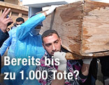 Mann trägt Sarg in Benghazi