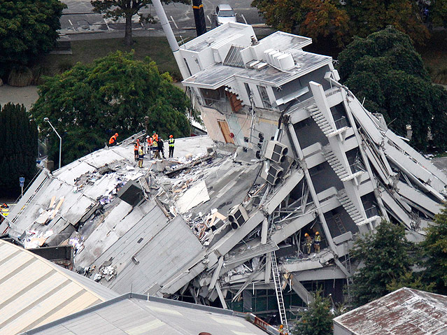 © AP/New Zealand Herald, Mark Mitchell Rettungskräfte auf dem zerstörten Pyne Gould Guinness Building in Christchurch