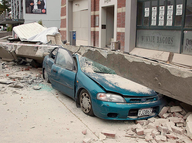 © AP/New Zealand Herald, Mark Mitchell Stahlträger liegt auf Auto