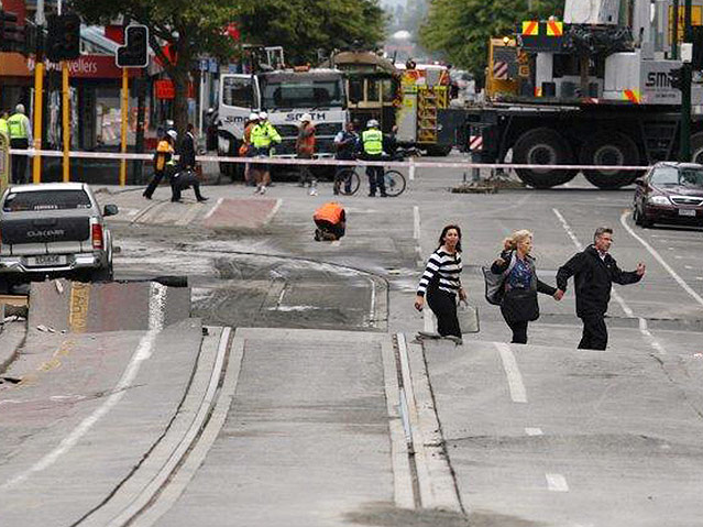 © AP/NZPA/Ashburton Guardian, Kirsty Graham Menschen gehen durch die zerstörten Straßen von Christchurch