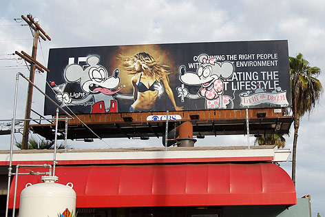 © Reuters/Mario Anzuoni Banner in Los Angeles von Straßenkünstler Banksy