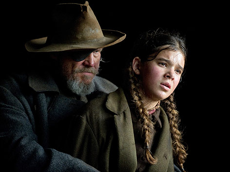 © 2010 Paramount Pictures/Wilson Webb Jeff Bridges Hailee Steinfeld in einer Szene aus "True Grit"
