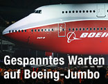Boeing 747-8 steht in einer Werkshalle
