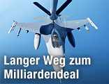 Ein Kampfjet wird in der Luft betankt