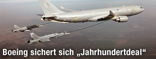 Ein Airbus A330 MRTT betankt zwei Kampfjets in der Luft