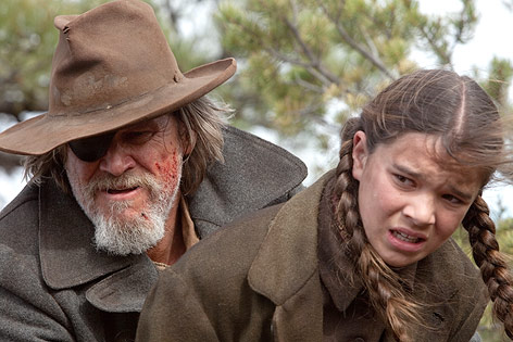 © 2010 Paramount Pictures/Lorey Sebastian Schauspieler Hailee Steinfeld und Jeff Bridges in einer Szene aus "True Grit"