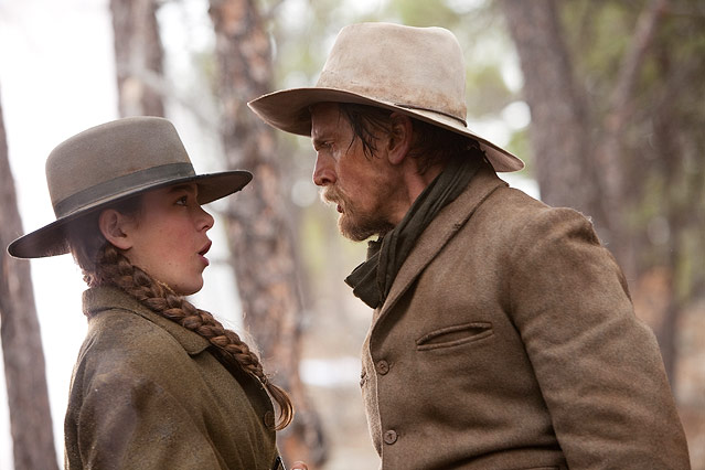© 2010 Paramount Pictures/Lorey Sebastian Schauspieler Hailee Steinfeld und Josh Brolin in einer Szene aus "True Grit"