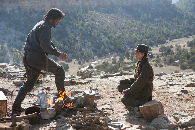 © 2010 Paramount Pictures/Lorey Sebastian Schauspieler Josh Brolin und Hailee Steinfeld in einer Szene aus "True Grit"