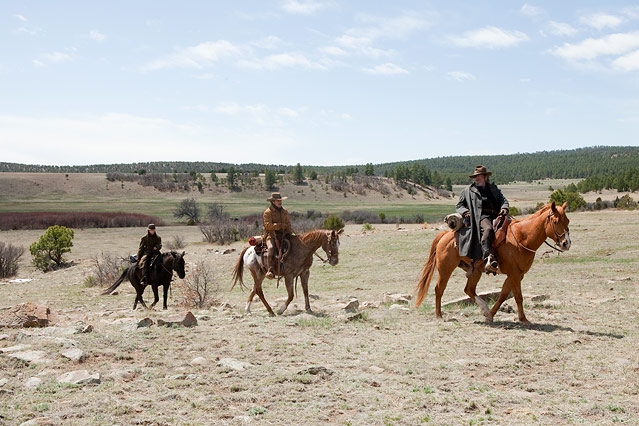 © 2010 Paramount Pictures/Lorey Sebastian Schauspieler Hailee Steinfeld, Jeff Bridges und Matt Damon in einer Szene aus "True Grit"