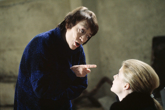 © Corbis/Kipa/Sergio Gaudenti Schauspielerin Annie Girardot und Isabelle Carre im TV-Film "Tout ce qui brille", 1996