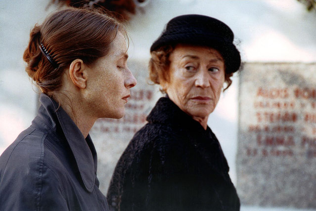 © APA/WEGA Film/Petro Domenigg Schauspielerin Annie Girardot und Isabelle Huppert im Film "Die Klavierspielerin", 2000
