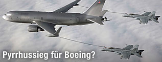 Illustration eines Boeing-767-Tankflugzeuges, welches gleichzeitig zwei  F/A-18-Super-Hornet-Kampflugzeuge betankt