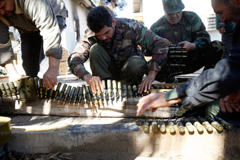 Libysche Rebellen bereiten Munition für Gewehre vor