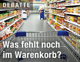 Leerer Einkaufswagen zwischen Supermarktregalen