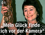 Schauspielerin Annie Girardot hält den Cesar Award in die Höhe