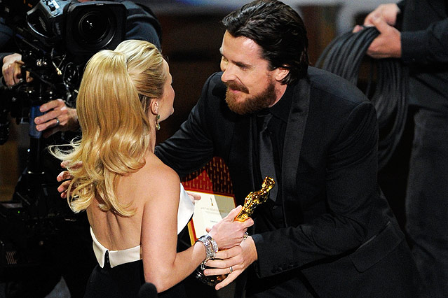 © AP/Mark J. Terrill Reese Witherspoon überreicht Christian Bale den Oscar
