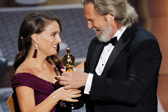 © Reuters/Gary Hershorn Natalie Portman nimmt Oscar von Jeff Bridget entgegen
