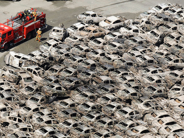 © Reuters/Kyodo Ausgebrannte Fahrzeuge am Hafen von Hitachi
