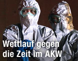 Mann zieht sich Schutzbekleidung an