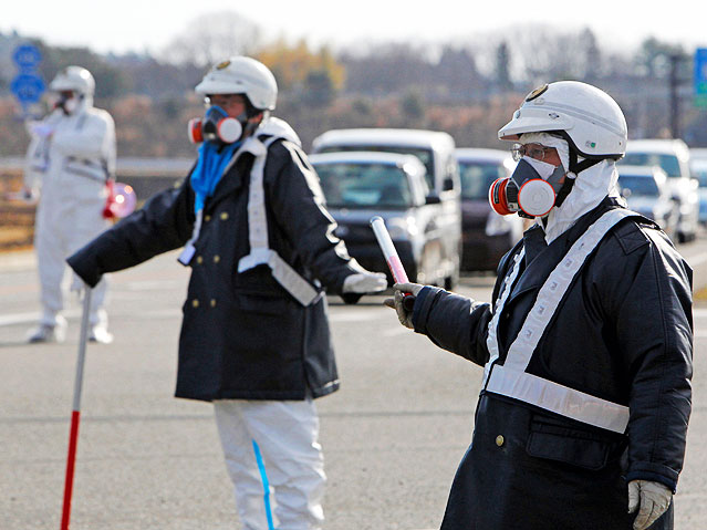© Reuters/Asahi Shimbun Polizei bei der Evakuierung des Gebiets um Fukushima