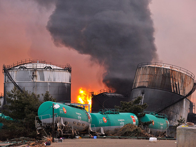 © APA/EPA/Kimimasa Mayama Eine Petroleumraffinerie in der Proving Miyagi steht in Flammen