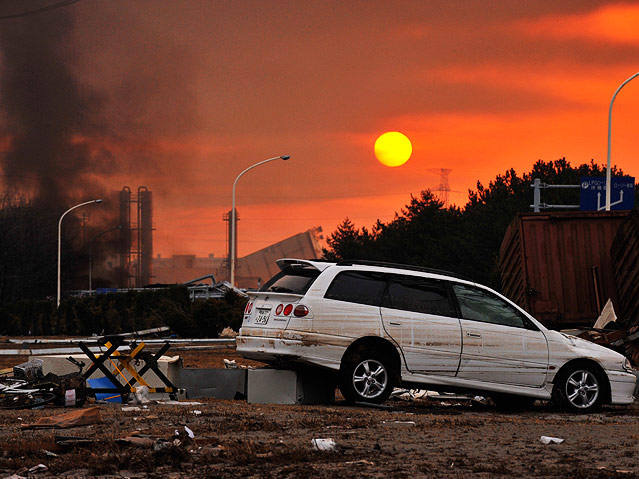 © APA/EPA/Kimimasa Mayama Zerstörtes Auto und Sonnenuntergang