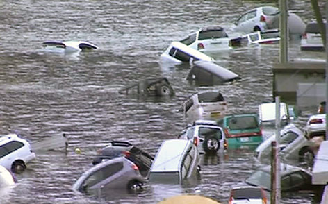 © AP/NHK TV Vom Tsunami erfasste Autos