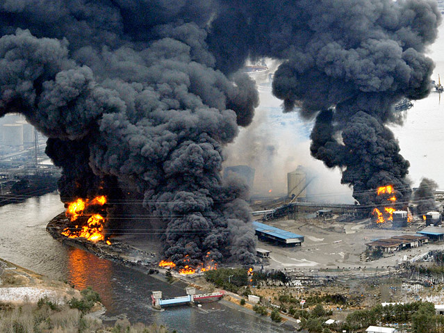 © Reuters/Kyodo Fabriksgelände in Flammen